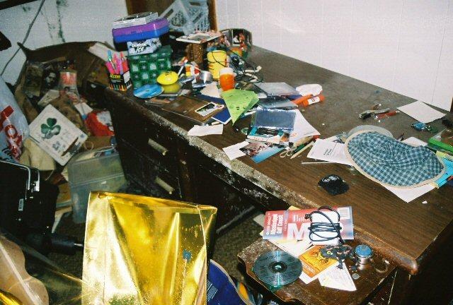 home_30Aug_25.jpg - Kevin's desk, mold everywhere....