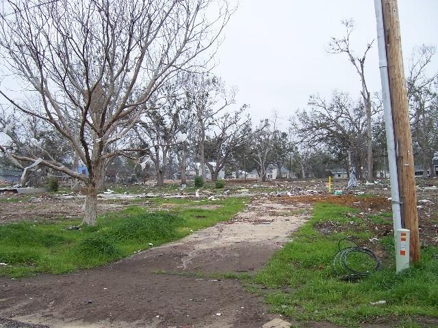 coast_post_katrina_035.JPG - Long Beach - Gary Smith, N5GD (one of Randy's ham friend's) home stood here.