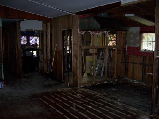 house15.JPG - Looking into the kitchen and back bedroom from the living room