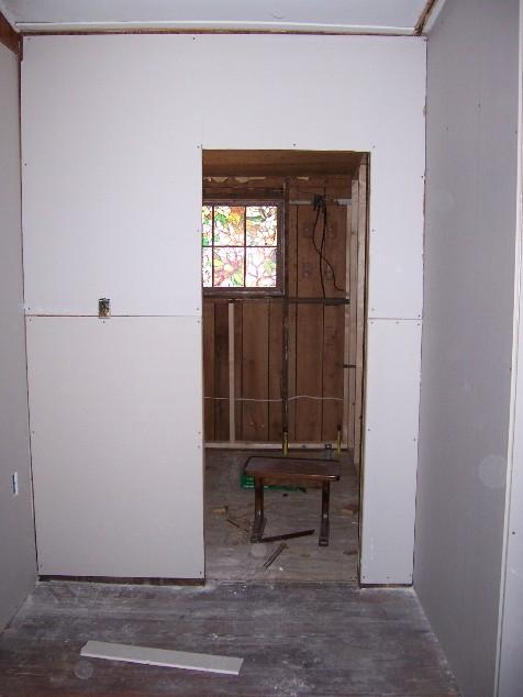 house35.JPG - Entrance to front bathroom