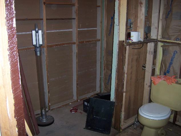 house41.JPG - The shower area of the front bath