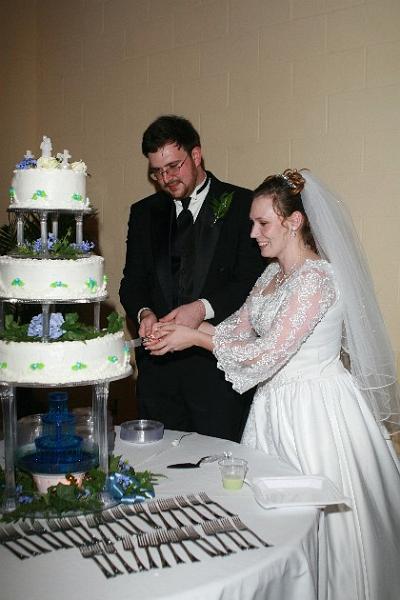 kevin_megan064.JPG - Cutting the cake